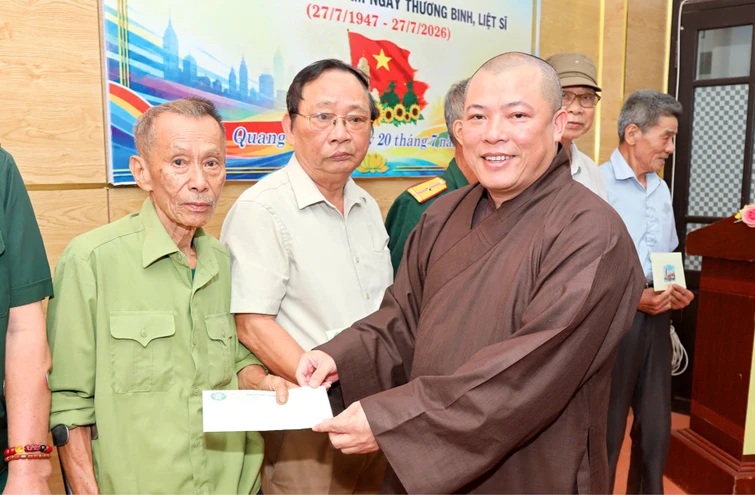 Thượng tọa Thích Tâm Chính trao quà đến các thương binh trên địa bàn phường Quang Trung, tỉnh Thanh Hóa