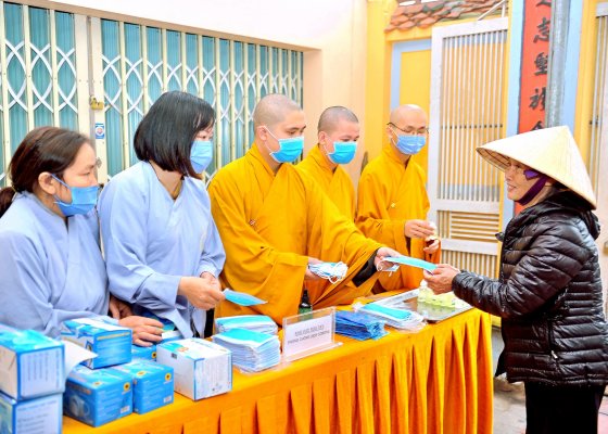 Chùa Thanh Hà cấp phát khẩu trang miễn phí cho nhân dân Phật tử đi lễ chùa