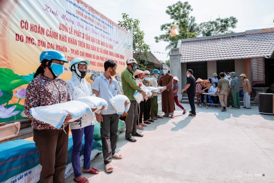 Đông Sơn: Phát 3 tấn gạo hỗ trợ 400 gia đình có hoàn cảnh đặc biệt khó khăn cho 2 xã Đông Vinh và Đông Quang