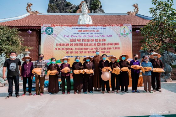 Đông Sơn: Phát 3 tấn gạo hỗ trợ 400 gia đình có hoàn cảnh đặc biệt khó khăn cho 2 xã Đông Vinh và Đông Quang