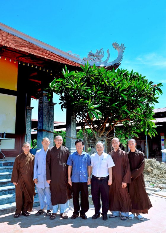 Đông Sơn: Lãnh đạo huyện trồng cây lưu niệm tại chùa Thạch Khê