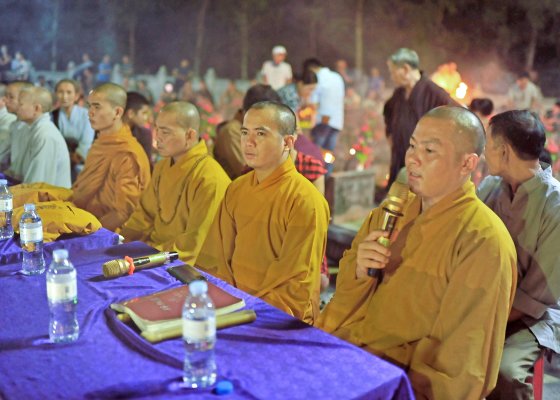 Nông Cống : Ban trị sự Phật giáo huyện tổ chức lễ cầu siêu và thắp nên tri ân các anh hùng liệt sĩ.