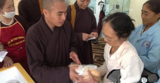 Chùa Thanh Hà: Phát cơm từ thiện tại bệnh viện Đa Khoa tỉnh Thanh Hóa 3