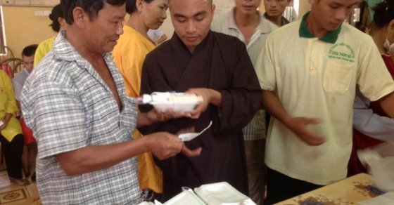 Chùa Thanh Hà: Phát cơm từ thiện tại bệnh viện Đa Khoa tỉnh Thanh Hóa