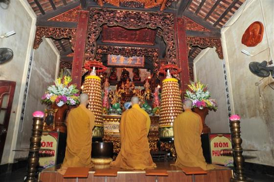 Chùm ảnh: Hàng nghìn Phật tử về chùa Thanh Hà tắm Phật
