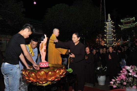 Chùm ảnh: Hàng nghìn Phật tử về chùa Thanh Hà tắm Phật