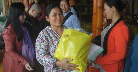 Thanh Hóa: Chùa Hưng Phúc tổ chức tặng quà tết cho bà con ở vùng cao 11