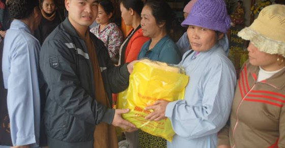 Thanh Hóa: Chùa Hưng Phúc tổ chức tặng quà tết cho bà con ở vùng cao 9