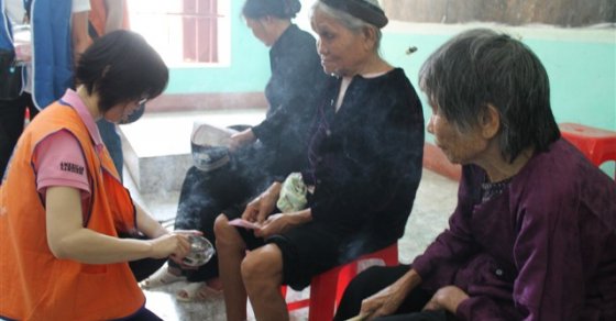 Thanh Hóa: Chương trình khám bệnh, phát thuốc, chữa răng, mổ mắt , tặng quà, cắt tóc miễn phí cho đồng bào nghèo huyện Nông Cống. 34