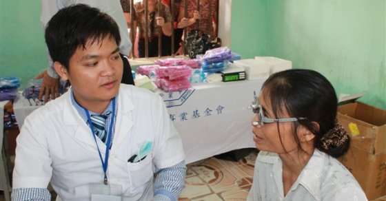 Thanh Hóa: Chương trình khám bệnh, phát thuốc, chữa răng, mổ mắt , tặng quà, cắt tóc miễn phí cho đồng bào nghèo huyện Nông Cống. 36