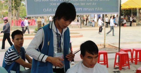 Thanh Hóa: Chương trình khám bệnh, phát thuốc, chữa răng, mổ mắt , tặng quà, cắt tóc miễn phí cho đồng bào nghèo huyện Nông Cống. 43
