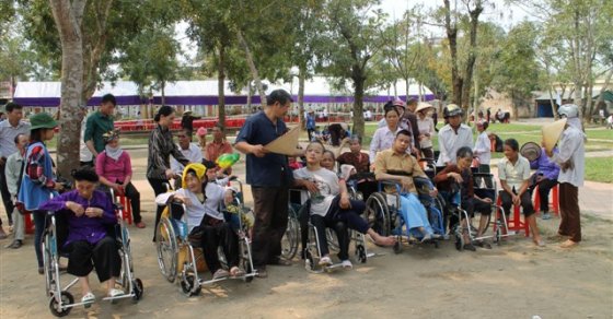 Thanh Hóa: Chương trình khám bệnh, phát thuốc, chữa răng, mổ mắt , tặng quà, cắt tóc miễn phí cho đồng bào nghèo huyện Nông Cống. 55