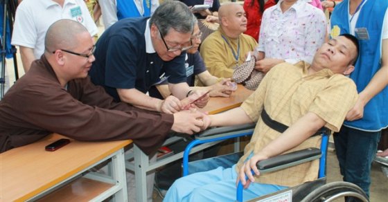 Thanh Hóa: Chương trình khám bệnh, phát thuốc, chữa răng, mổ mắt , tặng quà, cắt tóc miễn phí cho đồng bào nghèo huyện Nông Cống. 63
