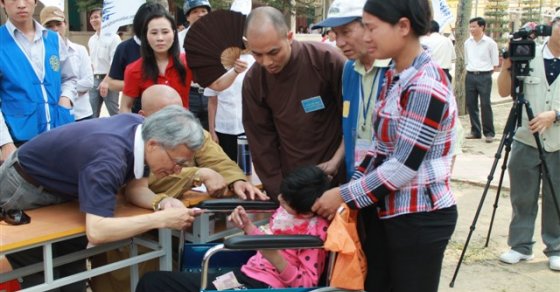 Thanh Hóa: Chương trình khám bệnh, phát thuốc, chữa răng, mổ mắt , tặng quà, cắt tóc miễn phí cho đồng bào nghèo huyện Nông Cống. 64