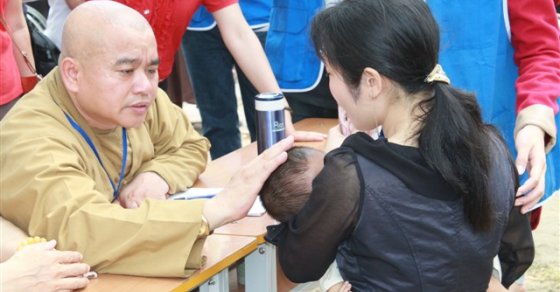 Thanh Hóa: Chương trình khám bệnh, phát thuốc, chữa răng, mổ mắt , tặng quà, cắt tóc miễn phí cho đồng bào nghèo huyện Nông Cống. 65