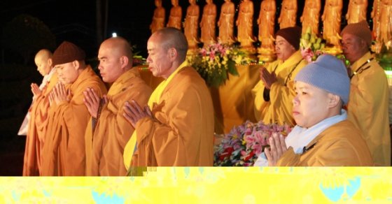 Thanh Hóa: Đêm hoa đăng vía Phật Di Đà tại chùa Đại Bi 15
