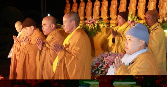 Thanh Hóa: Đêm hoa đăng vía Phật Di Đà tại chùa Đại Bi 17