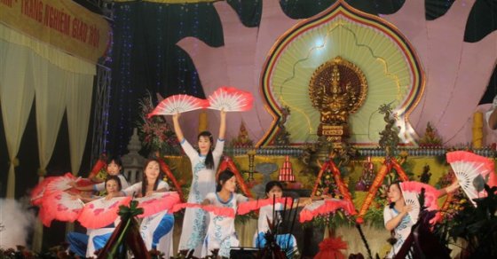Thanh Hoá: Đêm văn nghệ và Lễ hội hoa đăng chùa Vĩnh Thái 17