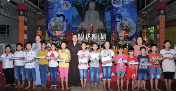 Thanh Hóa: Phật giáo tỉnh, chùa Thanh Hà tặng quà học sinh giỏi 36