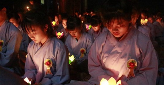 Thanh Hóa: Thắp nến tri ân cha mẹ tại chùa Hồi Long 16