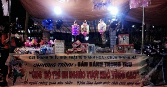 Thanh Niên Phật Tử Chùa Thanh Hà bán bánh và đồ chơi Trung thu gây quỹ từ thiện tại đường Lê Hoàn TP Thanh Hóa 10