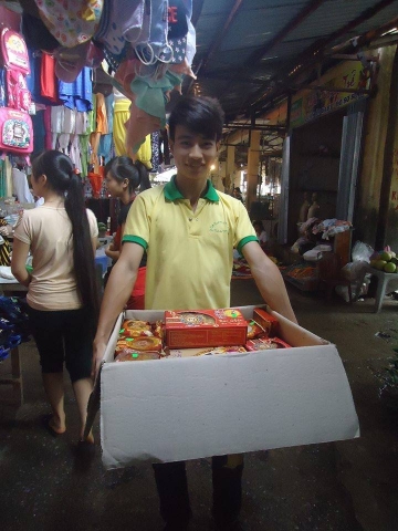 Thanh Niên Phật Tử Chùa Thanh Hà bán bánh và đồ chơi Trung thu gây quỹ từ thiện tại đường Lê Hoàn TP Thanh Hóa 5