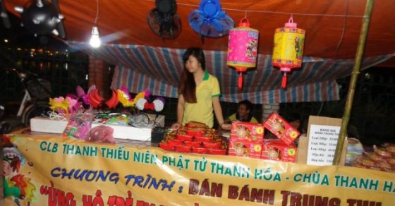 Thanh Niên Phật Tử Chùa Thanh Hà bán bánh và đồ chơi Trung thu gây quỹ từ thiện tại đường Lê Hoàn TP Thanh Hóa 6