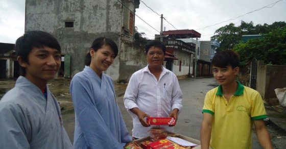 Thanh Niên Phật Tử Chùa Thanh Hà bán bánh và đồ chơi Trung thu gây quỹ từ thiện tại đường Lê Hoàn TP Thanh Hóa 9