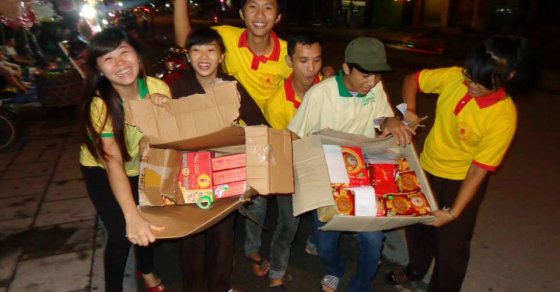 Thanh Niên Phật Tử Chùa Thanh Hà bán bánh và đồ chơi Trung thu gây quỹ từ thiện tại đường Lê Hoàn TP Thanh Hóa