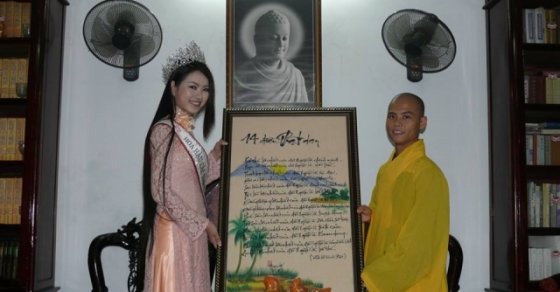Tp. Thanh Hóa: Tân Hoa Hậu Nguyễn Ngọc Anh thăm và lễ Phật tại chùa Thanh hà 3